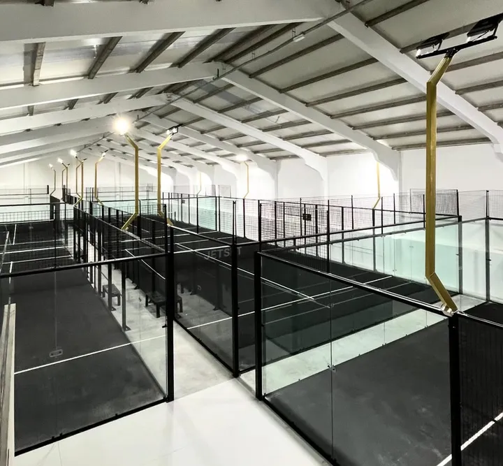 Club de Padel El Manantial — 3 pistas de cristal outdoor en Puerto de la Torre, Málaga